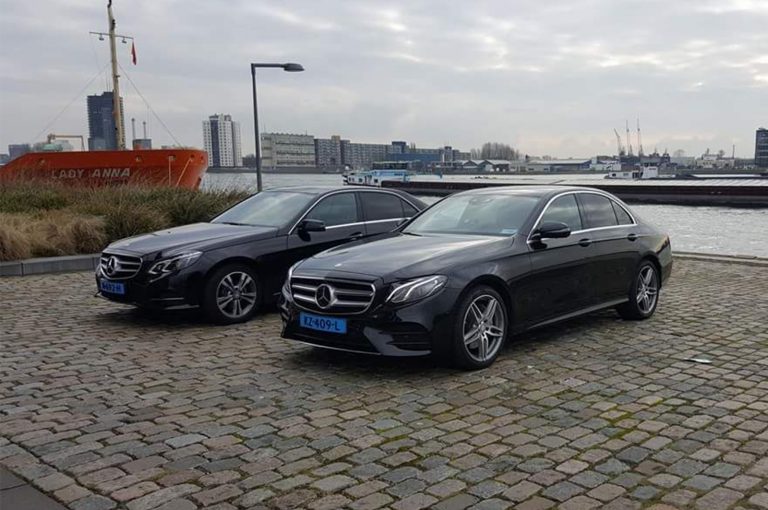 De auto's van taxi Rotterdam